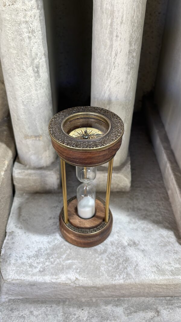 Hourglass with compass - Image 3