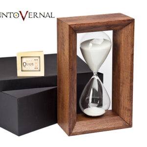 Le Carré hourglass consists of a four-dimensional cube over a three-dimensional space, with the time bulb in its geometric center. It is an avant-garde design based on a classical concept.